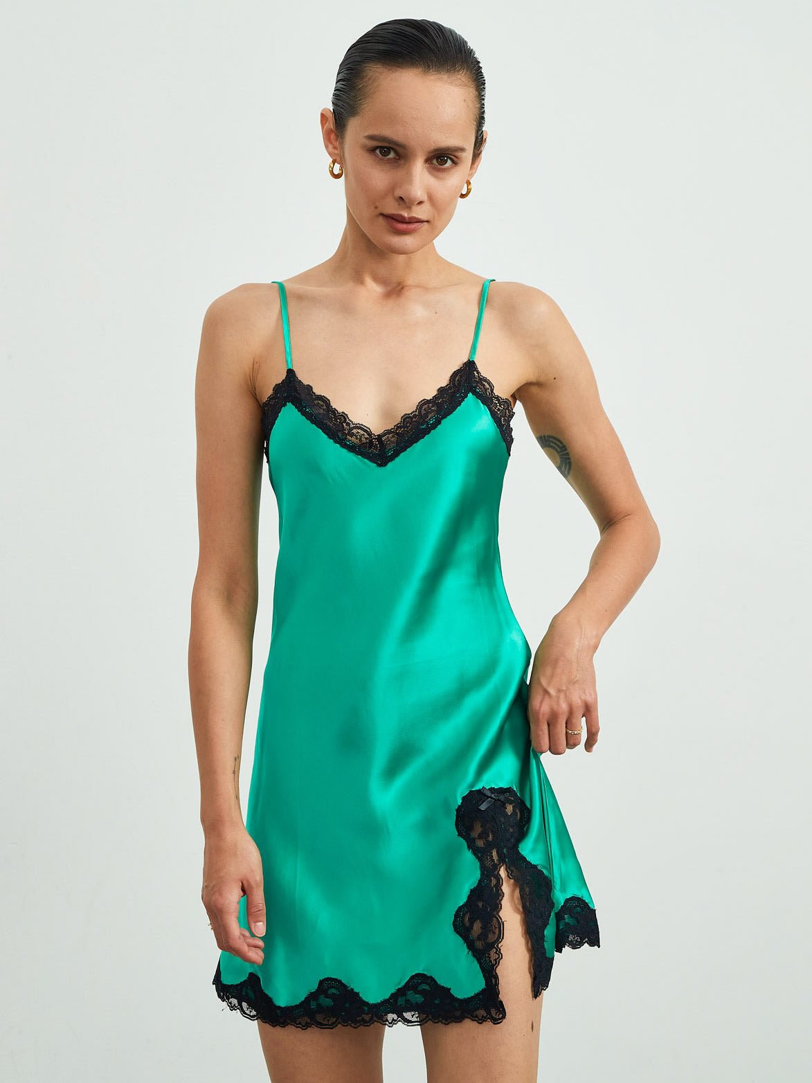 Nuisette aus reiner Seide mit Schlitz und Spitze | SILKALLURE™