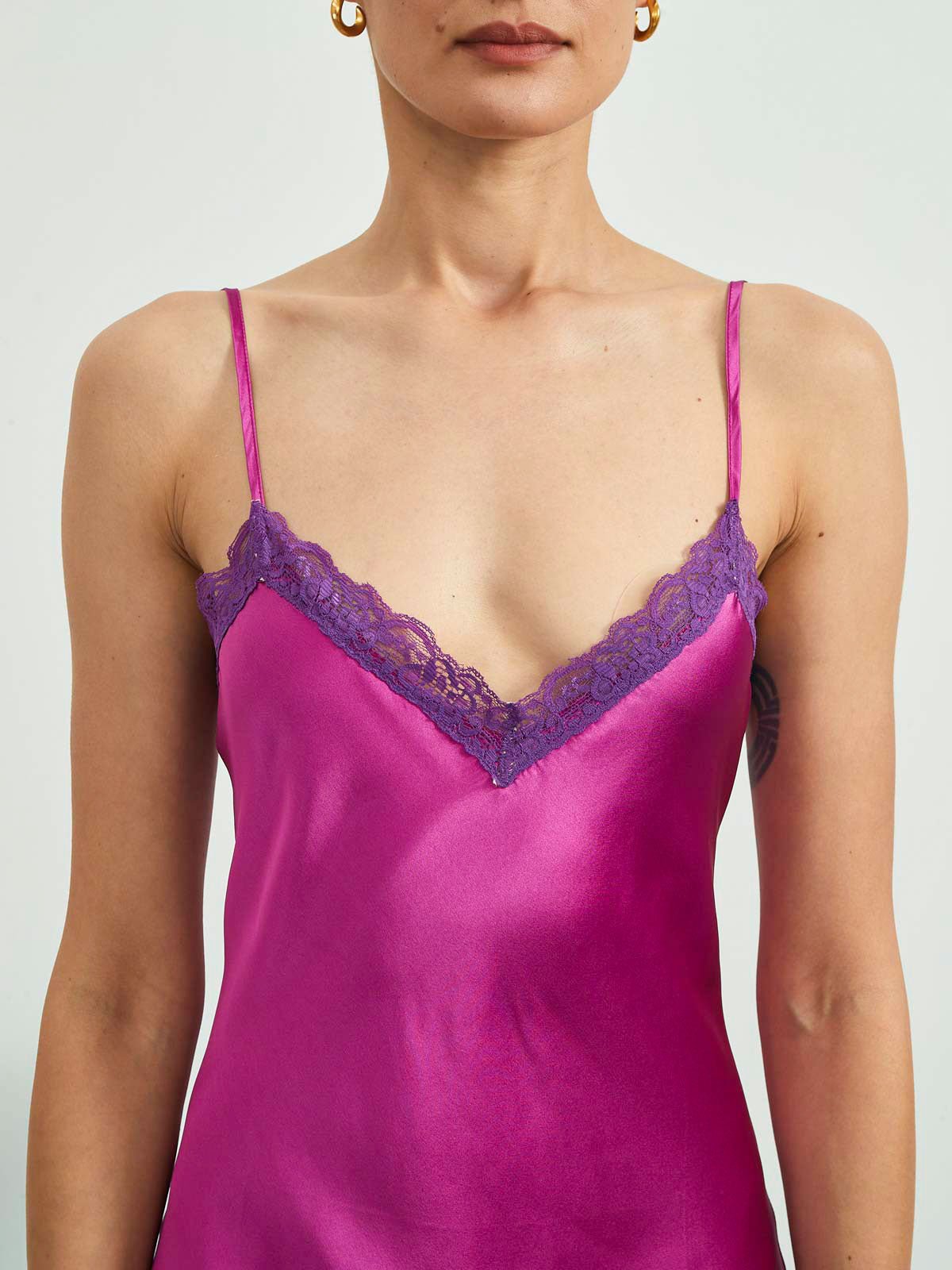 Nuisette aus reiner Seide mit Schlitz und Spitze | SILKALLURE™